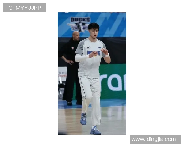 曾凡博的篮球之路：从青涩少年到职业赛场的蜕变与挑战